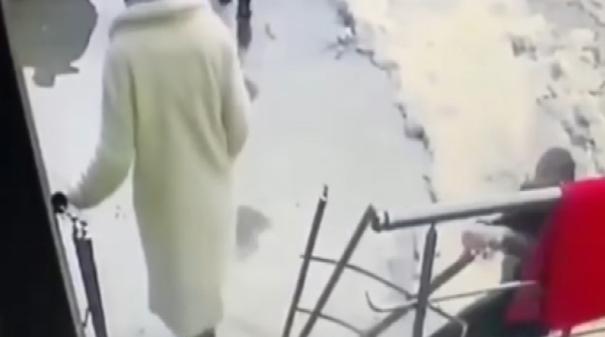 Görülmemiş pişkinlik! Güpegündüz hırsızlık yaptı, yanından geçenlere aldırmadı