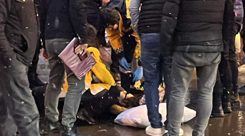 Beyoğlu’nda kimseye aldırış etmeden eşini darp etti! Kıskançlık krizine girmiş