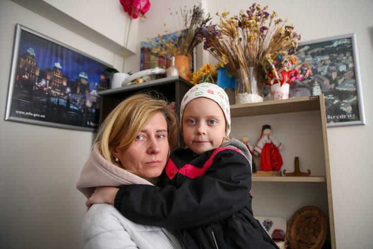 Ukraynalı anne, savaşı "oyun" sanan kızıyla Antalya'ya kardeşinin yanına sığındı G1