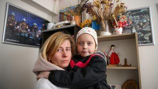 Ukraynalı anne, savaşı oyun sanan kızıyla Antalya'ya kardeşinin yanına sığındı