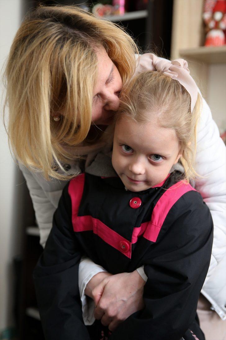 Ukraynalı anne, savaşı "oyun" sanan kızıyla Antalya'ya kardeşinin yanına sığındı G2