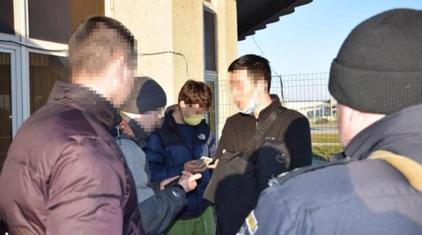 Çinli çift Ukrayna sınırından iki bebeği kaçırırken yakalandı! “Gerçek ebeveynlerini bilmiyoruz”