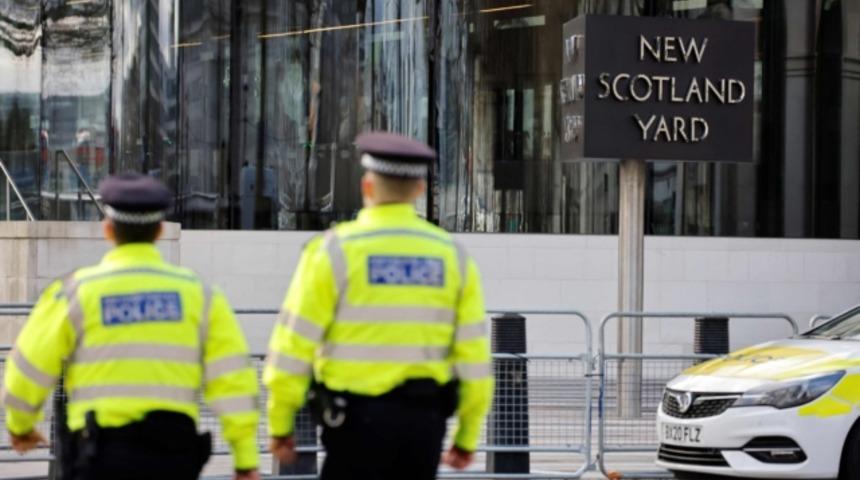 İngiltere’de infial yaratan olay! Liseli siyahi öğrenci çırılçıplak soyularak arandı