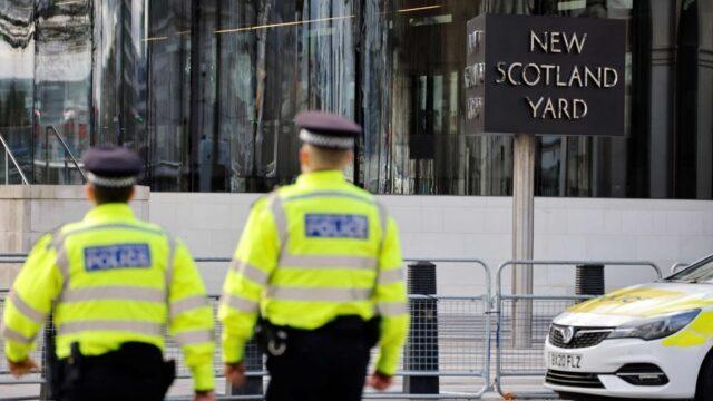 İngiltere’de infial yaratan olay! Liseli siyahi öğrenci çırılçıplak soyularak arandı