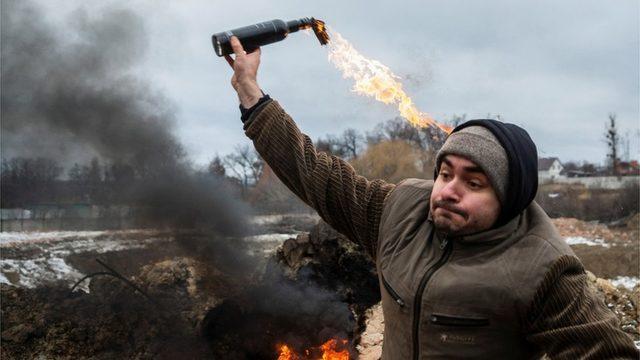 Ukrayna'da halk direnişe katılmaya karar verdi, yetkililer insanlara molotof kokteyli hazırlamayı ve kullanmayı öğretiyor