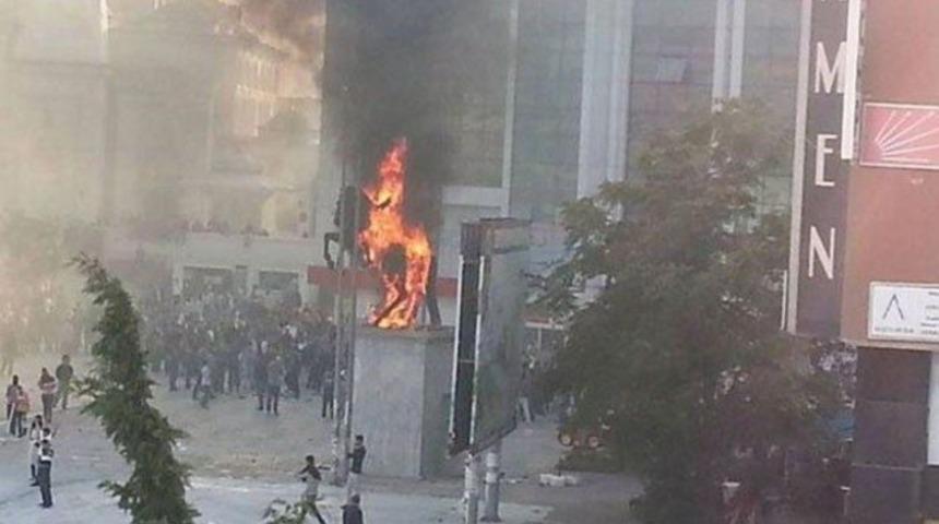 Esenyurt'ta Atatürk heykelini yaktılar