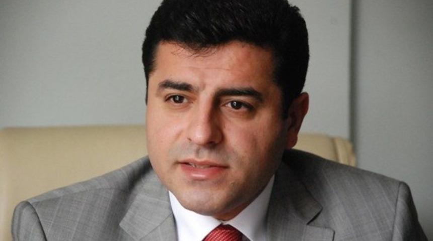 Demirtaş: 'Bayrak ve heykel yakanları kınıyorum'