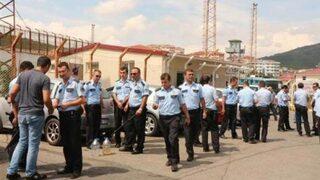 Cezaevi girişinde silahlı mahkum paniği