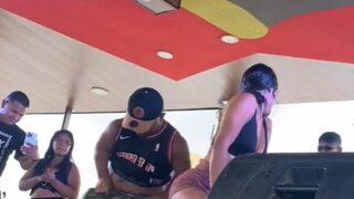 Sosyal medyada olay yaratan görüntüler! Dansçı karşısında twerk yapınca pantolonunu indirmeye çalıştı