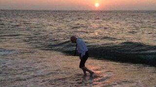 Haberal elbiseleriyle denizde