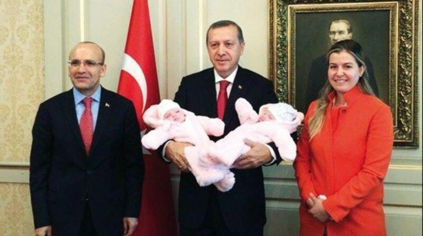 İkizlerini Başbakan Erdoğan&rsquo;a g&ouml;t&uuml;rd&uuml;