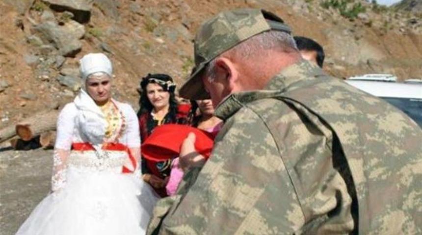 Hakkari'de Türk bayrağı alan gelin damatlara tehdit