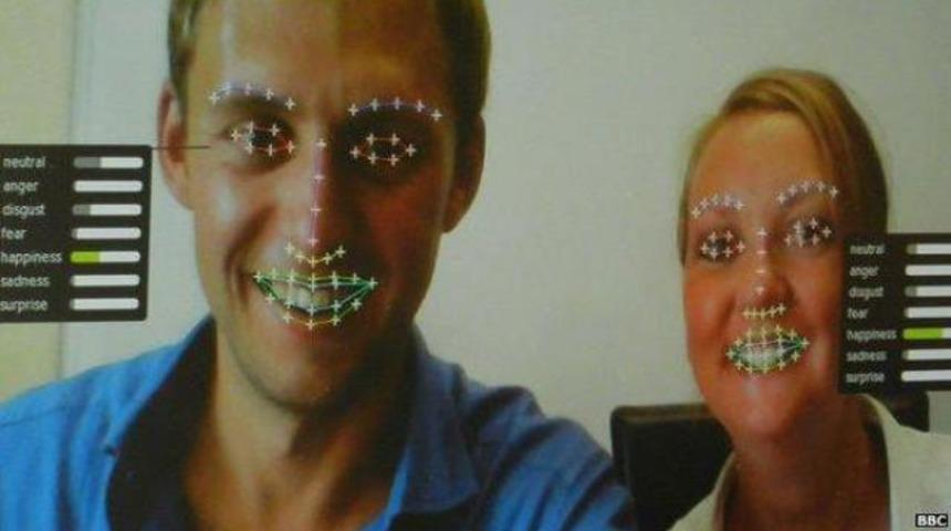 Y&uuml;zden duyguları algılayan cihaz