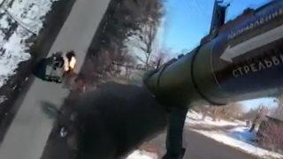 Ukrayna ordusu paylaştı! Pusu kurdukları Rus askeri aracına saldırdılar