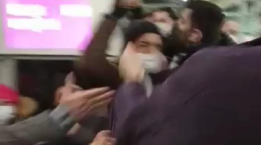 Tramvayda 'yol verme' kavgası! Yumruklar hakaretler havada uçuştu 