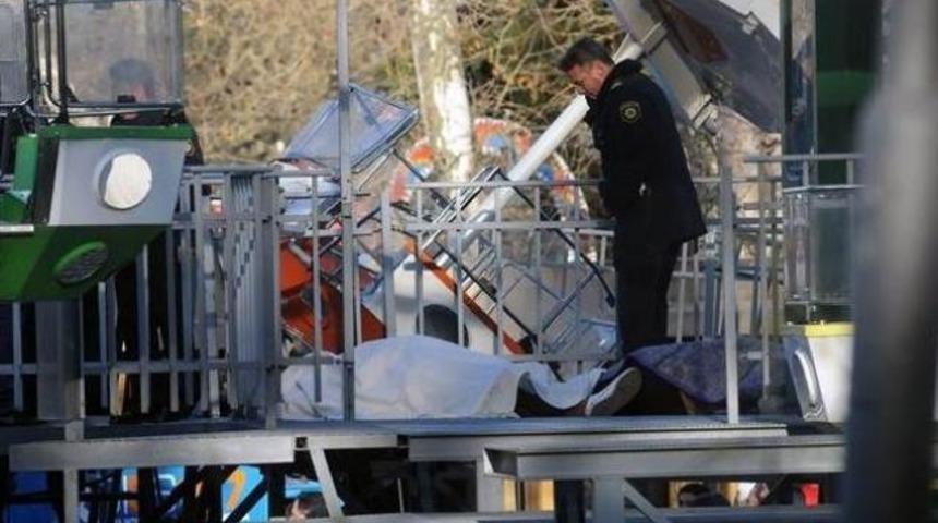 D&ouml;nmedolabın kabini yere &ccedil;akıldı: 2 &ouml;l&uuml;