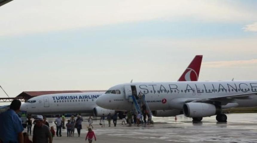 Bakan'ın uçağı zorunlu iniş yaptı