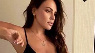 Buket Aydın'ın derin göğüs dekoltesi ortalığı kasıp kavurdu! Sarı kıyafetiyle büyüledi