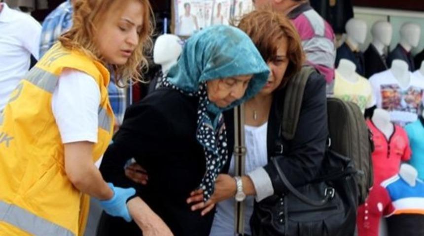 Afişinin bağlandığı taş düştü: 2 yaralı