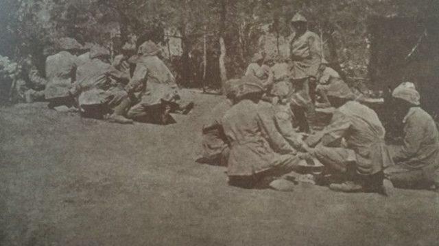 Gelibolu'da cephede sabah kahvaltısındaki askerler (Kaynak: Başbakanlık Basın Yayın Enformasyon Genel Müdürlüğü tarafından tıpkı basımı yapılan, Osmanlı Devleti'nce yayımlanan Harb Mecmuası, sayı 1, 1915)