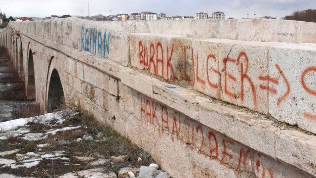 Maliyeti 50 bin! Sivas'ta binlerce yıllık tarihi yapılara böyle zarar veriyorlar 