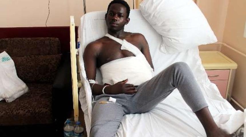 Kasığında kendi parmağı var