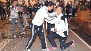 Alışveriş merkezinde sürpriz evlilik teklifi