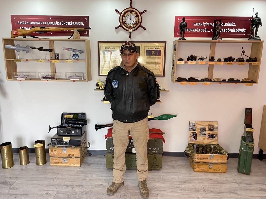 Evinin bodrum katını m&uuml;zeye &ccedil;evirdi! Şehitlerin her biri i&ccedil;in fidan dikti