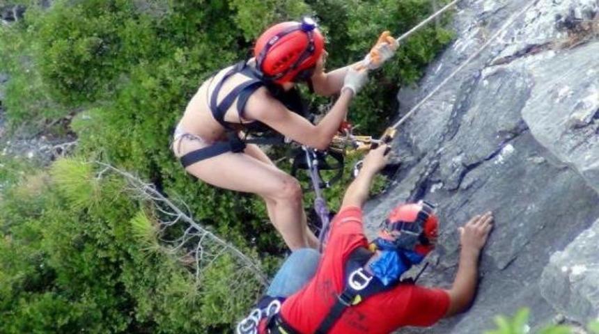 3 km yüzdü 11 saat mahsur kaldı