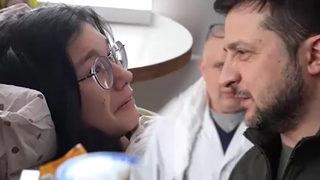 Zelenskiy, Rus saldırılarında yaralanan sivilleri ziyaret etti