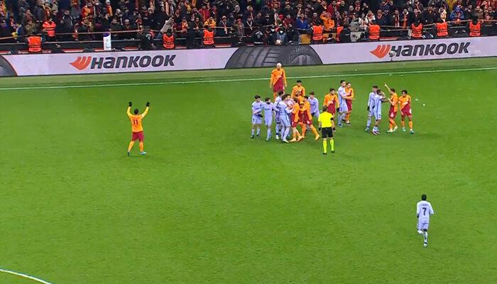 Son dakika: Galatasaray-Barcelona maçında saha karıştı