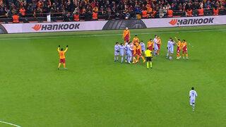 Son dakika: Galatasaray-Barcelona maçında saha karıştı
