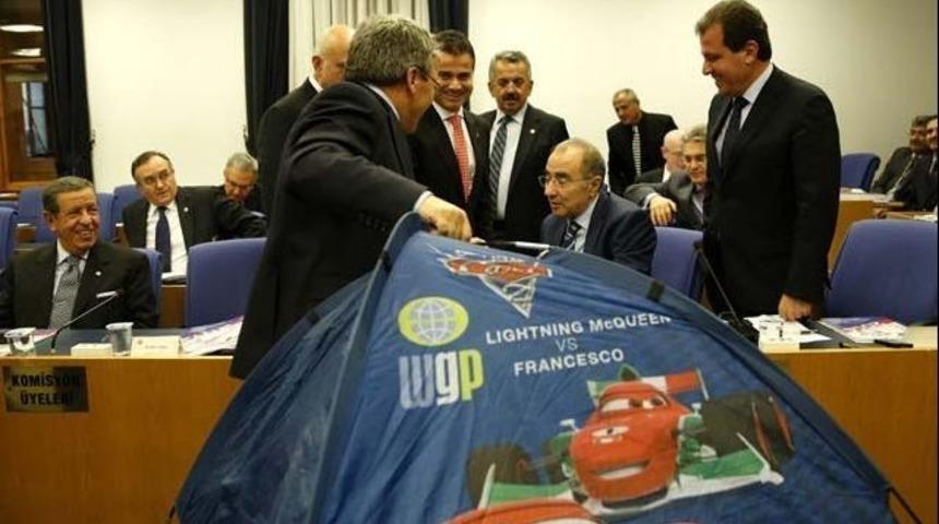 CHP'liler Meclis'e çadır kurdu