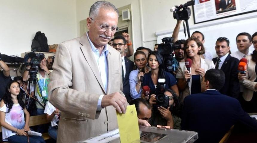 İhsanoğlu oy kullandığı sandıktan galip çıktı