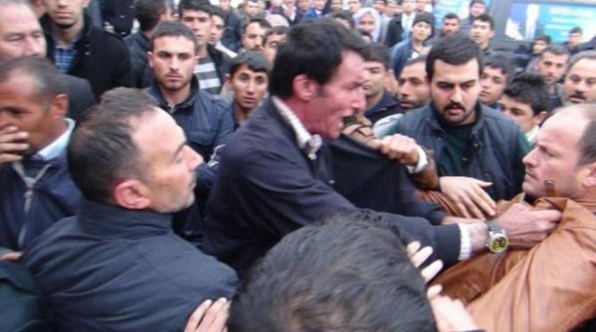 Bakan korumaları ile köylüler arasında arbede