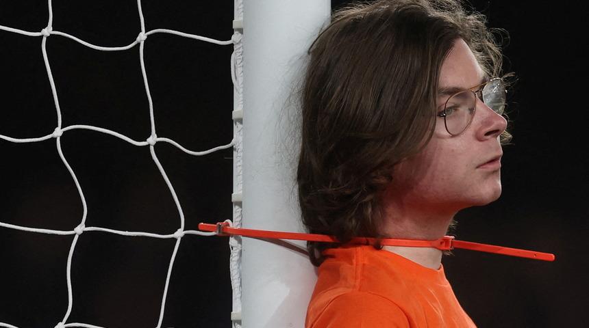 Böylesini ne gördünüz ne de duydunuz! Kendisini kale direğine bağladı...