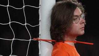 Böylesini ne gördünüz ne de duydunuz! Kendisini kale direğine bağladı...