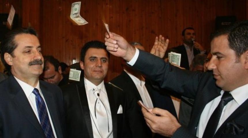 Bakan Çelik, dolar yağmuruna tutuldu