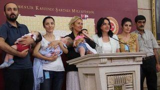 Bebekleri ile cezaevine girmeyi bekliyorlar