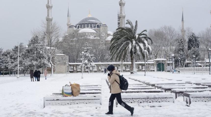 İstanbul'da kar yağışı y&uuml;z&uuml;nden okullar tatil edildi