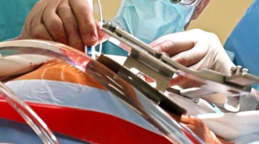 Torbacının midesinden &ccedil;ıkardığı eroini &ccedil;aldı