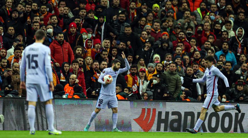 Son dakika: Galatasaray - Barcelona maçında yıldız futbolcu, hakemi tehdit etti!