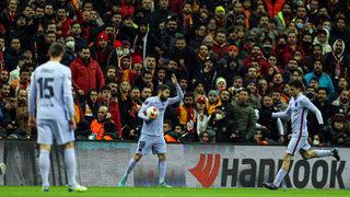 Son dakika: Galatasaray - Barcelona maçında yıldız futbolcu, hakemi tehdit etti!