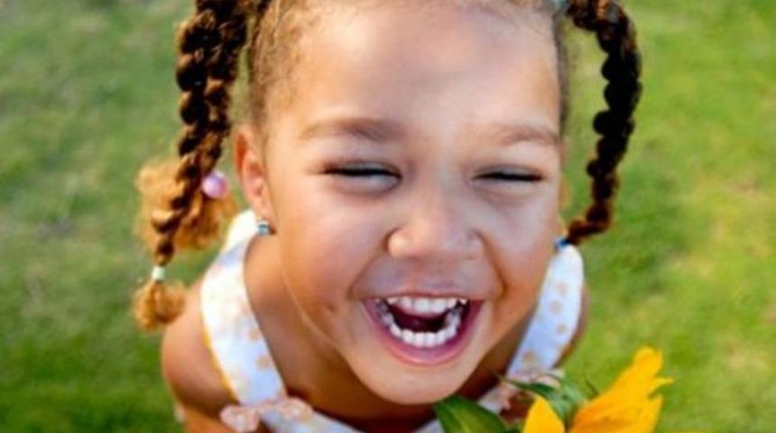 Kahkahasını durduramayan k&uuml;&ccedil;&uuml;k kız ameliyat oldu