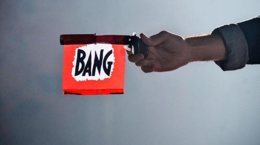 Oyuncak silahla ger&ccedil;ek silah d&uuml;kkanını soydular