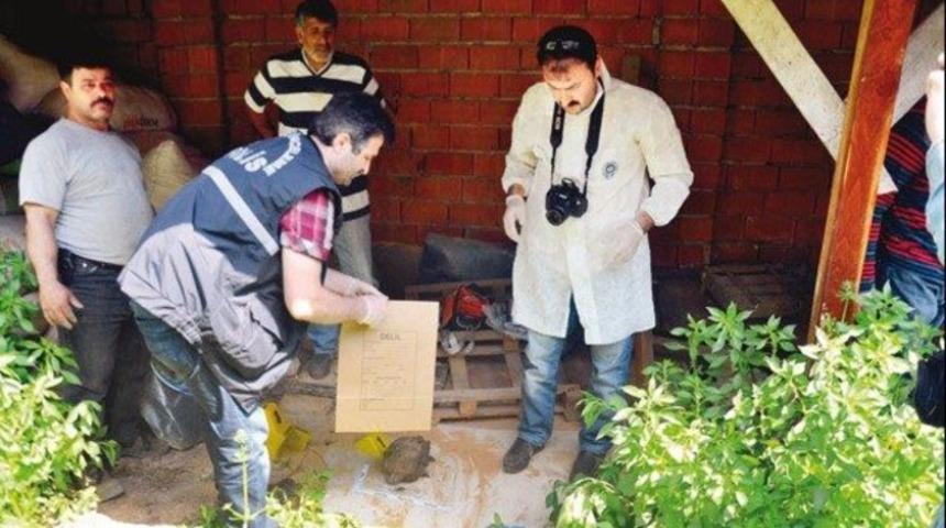 Anne ve babasını 300 parçaya bölmüş