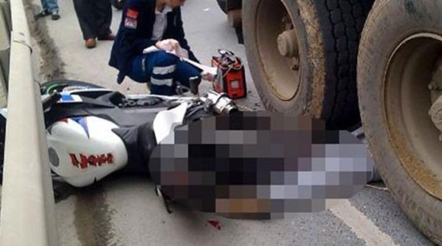 İki gen&ccedil; kamyonun altında kaldı