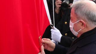 Çanakkale Deniz Zaferi'nin 107. yılında altın madalyalı bayrak göndere çekildi