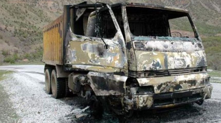 Şırnak'ta PKK'lılar yol kesip, kamyon yaktı