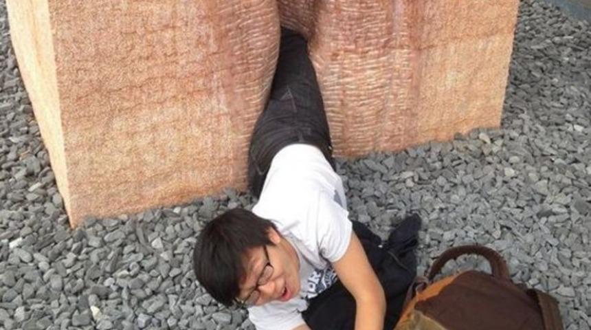 Girdiği dev vajina heykelinden &ccedil;ıkamadı